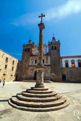  Observaes: No centro do adro, pontuado por floreiras, situa-se um cruzeiro, em cantaria de granito, composto por plataforma circular de seis degraus, onde assenta pequena base e plinto circular, decorado por armas episcopais. Sobre este, ergue-se a coluna de fuste liso e capitel compsito, encimado por esfera e cruz latina, de hastes flor-de-lisadas. 

Joo Carvalho, Paula Figueiredo e Maria Fernandes [excertos], in http://www.monumentos.gov.pt/Site/APP_PagesUser/SIPA.aspx?id=5790 