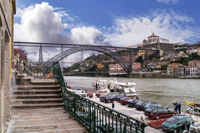  (...)  ESPAO CONSTRUDO: a P. da Ribeira tem o lado oposto ao rio rematado por uma fonte monumental entre o incio das ruas de S. Joo e a dos Mercadores. A estrutura arquitetnica envolvente ocupa o espao correspondente a um edifcio de trs andares, ostentando o escudo das armas de Portugal, sob as quais est um nicho destinado a receber uma imagem. (...)

Isabel Sereno e Paulo Dordio [excertos], in http://www.monumentos.gov.pt/Site/APP_PagesUser/SIPA.aspx?id=6145 