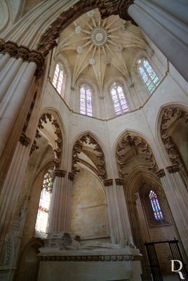 (...) O espaço periférico é coberto por abóbada de nervuras de 8 tramos trapezoidais e preenchido com arcosólios que conjugam arco quebrado e conopial, contendo tumulária de Infantes e Reis: o regente D. Pedro e D. Isabel de Aragão, sua mulher; D. Henrique, o Navegador; D. João; D. Fernando, o Infante Santo; D. Afonso V, D. João II; Infante D. Afonso; todos encimados por janelas.
Isabel Mendonça, Lina Marques e Cecília Matias (excertos), in http://www.monumentos.gov.pt/Site/APP_PagesUser/SIPA.aspx?id=4061
