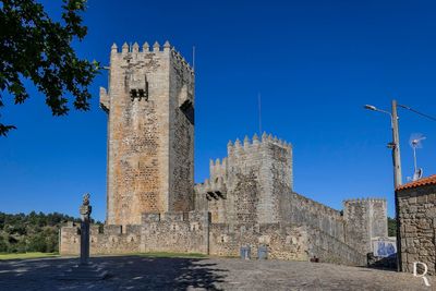  (...) 2001, 23 Maio - DGEMN lana concurso para restauro e consolidao das muralhas e torres do castelo, bem como a construo de um anfiteatro ao ar livre e respectivas instalaes de apoio; 2004 / 2005 - construo do auditrio; 2005, Outubro - elaborao da Carta de Risco do imvel pela DGEMN.(...)

Margarida Conceio, Lina Oliveira e Margarida Silva [excertos], in http://www.monumentos.gov.pt/Site/APP_PagesUser/SIPA.aspx?id=2961 