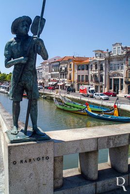 Conjunto de quatro estátuas em bronze colocadas nas quatro extremidades da ponte sobre o Canal Central, actual Praça Humberto Delgado. Todas elas são de corpo inteiro, no entanto apresentam dimensões abaixo do real.
Cada estátua representa uma figura tradicional da cidade, sendo duas do meio laboral, a Salineira e o Marnoto; e as restantes características dos dias de festa: a Parceira do Ramo e o Fogueteiro.
O MARNOTO: usa os trajes tradicionais de labora e os instrumentos característicos da faina do sal (galho);
https://www.cm-aveiro.pt/visitantes/arte-publica/estatuas-e-bustos/poi/estatuas-das-pontes