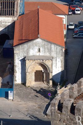 (...) 1920 - o templo encontrava-se em ruínas, tendo sido entregue ao Museu da cidade; 1940 - reabre ao culto, depois de restaurada, com obras dirigidas pelo arquiteto Baltazar de Castro; 1997 - encontra-se fechada ao culto regular abrindo, pontualmente, para celebração de casamentos e atividades culturais diversas (exposições / concertos)´; 2017, 25 outubro - publicação do Projeto de decisão relativo à alteração da Zona Especial de Proteção do Castelo de Leiria e da Capela de São Pedro, em Anúncio n.º 192/2017, DR, 2.ª série, n.º 206/2017; 2018, 22 março - alteração à Zona Especial de Proteção do Castelo e Capela de São Pedro, solicitada pela Câmara Municipal de Leiria, de forma a permitir a desafetação de duas parcelas da zona non aedificandi, para a construção de dois novos acessos.
(Isabel Mendonça e Cecília Matias (excertos), in http://www.monumentos.gov.pt/Site/APP_PagesUser/SIPA.aspx?id=1775