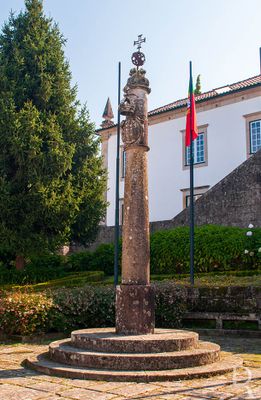  Cronologia: 1857 - ao alargar-se o passeio de D. Fernando, a Cmara apeou-o para transferi-lo para a Praa da Rainha, mas os vrios elementos acabaram por dispersar-se: a base e as pedras da plataforma foram utilizadas no passeio; o fuste numa hospedaria, junto ao rio, o capitel no ptio interior do Asilo D. Maria Pia, o escudo na ponte do largo de So Joo e a esfera armilar perdeu-se, depois de ter estado muito tempo na Cmara; 1936 - construo da atual estrutura.

Paula No [excertos], in http://www.monumentos.gov.pt/Site/APP_PagesUser/SIPA.aspx?id=2229 