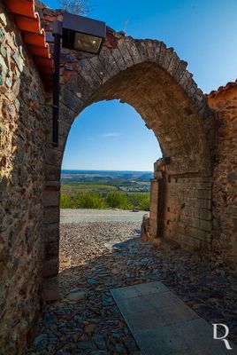  (...) 1289 - O infante D. Pedro, filho de Afonso X de Castela,  donatrio da povoao; 1297, 12 Setembro - com o Tratado de Alcanices, Castelo Rodrigo  incorporado no reino de Portugal; sc. 14 - D. Dinis ordena a reedificao da fortaleza e da cerca muralhada, com a construo de 13 torrees, torre de menagem, fossos e barbac; 1301, 19 Outubro - nas Cortes de Lisboa, esto presentes, pela primeira vez, representantes de Castelo Rodrigo; 1373, 23 Maio - D. Fernando d carta de feira e, pouco tempo depois, ordena a reparao das muralhas;  (...)

Margarida Conceio, Joo Vilhena, Joana Vilhena e Lina Oliveira [excertos], in http://www.monumentos.gov.pt/Site/APP_PagesUser/SIPA.aspx?id=1443 