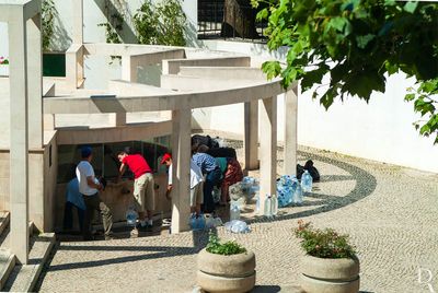  (...)   1852 - publicao de um ensaio de autoria de Costa Simes sobre a analyse qualitativa das guas do Luzo; 25 de Agosto -  fundada a Sociedade para melhoramentos dos Banhos do Luso; 1853 - so aprovados os Estatutos da Sociedade por Alvar Rgio; 1854 - a cmara assina a primeira concesso; (...) 

Ceclia Matias [excertos], in http://www.monumentos.gov.pt/Site/APP_PagesUser/SIPA.aspx?id=19878 