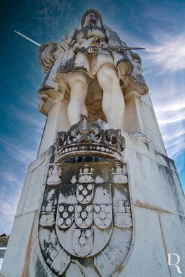 Coimbra, União de Freguesias de Coimbra ( Sé Nova, Santa Cruz, Almedina e São Bartolomeu).
Historial: A Obra foi promovida pela Comissão Administrativa das Obras da Cidade Universitária de Coimbra, entidade criada para executar o grande plano de criação de um campus universitário, na alta de Coimbra, projetado entre 1943 e 1948 pelos arquitetos Cottinelli Telmo e Cristino da Silva. A estátua, tal como a estátua de D. Dinis (Largo de D. Dinis) é da autoria de Francisco Franco.
Excerto do texto publicado em https://www.culturacentro.gov.pt/pt/museus/museu-virtual-de-arte-publica/coimbra/coimbra/d-joao-iii/