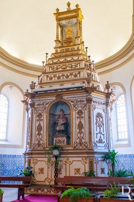  (...)  1883, 7 Janeiro - inaugurao solene do templo; 1886 /1888 - regularizao do adro, construo da escadaria, e de uma torre sineira provisria encostada aos Paos do Concelho; 1898 - o Visconde de Ferreira Pinto, custeou a construo da tribuna em talha com dourados para o altar-mor e os dois altares laterais; (...)

Ceclia Matias, Jos Silva e Margarida Silva [excertos], in http://www.monumentos.gov.pt/Site/APP_PagesUser/SIPA.aspx?id=9514 