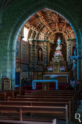 (...) séc. 17 - a capela de D. Isabel de Castro tornou-se a Capela dos Terceiros; 1601, 14 fevereiro - falecimento do alcaide-mor e capitão da vila, Aires Teles da Silva, sepultado numa das capelas do transepto, mandada executar pela esposa, D. Isabel de Castro *2; nesta data, D. Joana de Castro manda executar capela no lado oposto para si, para o marido, João Fernandes Cabral, alcaide-mor de Belmonte, e para os seus descendentes; 1642 - parte de uma parede da igreja ruiu; 1655 - sagração da igreja, após obras de reconstrução; séc. 18, início - D. João V aceita ser padroeiro do convento; 1707 - pintura da cobertura da capela-mor e painéis das ilhargas pela oficina local de Manuel Pereira de Brito; 1711 - feitura de uma imagem de Nossa Senhora da Conceição em oficina lisboeta, paga pelo Visconde de Barbacena; 1726 - no Aquilégio Medicinal é referida a existência, na cerca, da Fonte Frigidíssima, junto a um teixo, onde os religiosos refrescavam o vinho durante o Verão; (...)
Paula Figueiredo (excertos), in http://www.monumentos.gov.pt/Site/APP_PagesUser/SIPA.aspx?id=4842