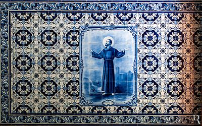 (...) 1852 - primeiro registo de batismo; 1860 - primeiros registos de casamento e óbito; 1872 - o Papa Pio IX concedeu 100 dias de indulgência a quem rezasse um Padre Nosso e uma Avé Maria junto a uma cruz de Missão, existente no exterior; 1873 - Clemente Nunes da Costa deu 400$000 à Ordem Terceira; 1883 - Manuel Nunes Jacinto de Andrade deu 1:812$000 à Ordem Terceira; 1884 - construção da torre por António Saraiva; colocação de lápide na torre sineira identificando a igreja como paroquial; 1885 - obras na fachada principal, por cima do portal axial, por António Mendes Coelho; 1886, fevereiro - construção do batistério; (...)
Paula Figueiredo (excertos), in http://www.monumentos.gov.pt/Site/APP_PagesUser/SIPA.aspx?id=4842