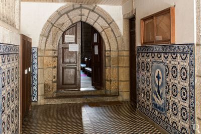 (...) 1897 - data no vão da Capela do Senhor dos Passos; 1899 - já não existia a lápide da Capela de D. Isabel de Castro; 1900 - projeto de latrina para os praças; 1901 - planta da nova enfermaria do quartel; 1909 - planta do quartel do Regimento de Infantaria n.º 21, com indicação de onde está prevista a construção de um paiol; 1902 - planta geral do quartel; 1906 - planta da nova enfermaria com marcação do local escolhido para edificação das sentinas; projeto para a construção de uma prisão; 1935 - construção do anexo adossado à fachada lateral esquerda, com uma sala de teatro e um salão de conferências; 1940 - desabou um cipreste existente no local, destruindo parte da igreja, que teve que sofrer obras de conservação; 1948 - construção das abóbadas revivalistas da nave e o coro-alto, conforme projeto do engenheiro Luís Felipe Ranito Catalão. (...)
Paula Figueiredo (excertos), in http://www.monumentos.gov.pt/Site/APP_PagesUser/SIPA.aspx?id=4842