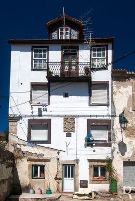Covilhã, União das freguesias de Covilhã e Canhoso.
Casa nobre muito descaracterizada e transformada em edifício residencial multifamiliar.
Proteção: não atribuída.
Época de construção: Séc. 17.
Paula Figueiredo (excertos), in http://www.monumentos.gov.pt/Site/APP_PagesUser/SIPA.aspx?id=27573