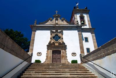 Cronologia: 1186 - surge referida a paróquia; 1320, 23 maio - bula do Papa João XXII concedendo a D. Dinis, por três anos, para subsídio de guerra contra os mouros, a décima de todas as rendas eclesiásticas do reino, sendo a igreja de Santa Maria de Turtuzendo de Susaão de Cima taxada em 50 libras; integra o termo da Covilhã e o bispado da Guarda; 1574 - a igreja pertence ao padroado real e integra a Diocese da Guarda; 1758 - nas Memórias Paroquiais, a paróquia é referida como sendo real, com 335 fogos; a igreja ficava fora da povoação, estando em obra, pensando-se que iria ter cinco altares, o mor, o Crucificado, das Almas, o de Santo Estêvão, Santa Catarina e São Miguel; tinha 3 irmandades, a de Jesus, Maria e José, Almas e Senhora da Oliveira; o pároco era prior e tinha de renda 300$000; 1927 - a povoação foi elevada a vila.
Paula Figueiredo (excertos), in http://www.monumentos.gov.pt/Site/APP_PagesUser/SIPA.aspx?id=17780
