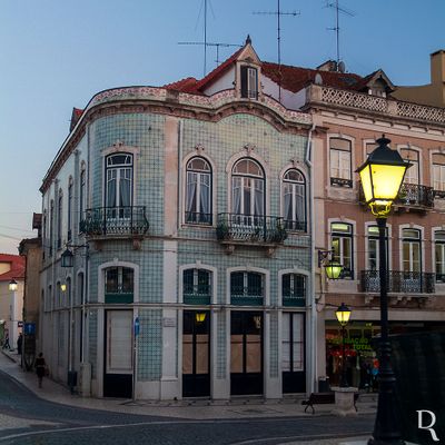 Alcobaça, União das freguesias de Alcobaça e Vestiaria.
Edifício residencial multifamiliar e comercial.
Proteção: não atribuída.
Época de construção: Séc. 20.
Alex Bernardo (CMA) e Cecília Matias (excertos), in http://www.monumentos.gov.pt/Site/APP_PagesUser/SIPA.aspx?id=25391