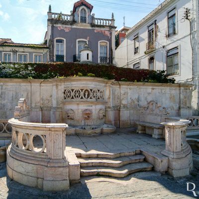 Leiria, União das freguesias de Leiria, Pousos, Barreira e Cortes.
Arquitetura infraestrutural, barroca. Fonte de espaldar com três bacias, com carrancas e varandim curvilíneo.
Proteção: não atribuída.
Cronologia: Séc. 18 - construção; 1995 - furto de dois arcos laterais.
Lurdes Perdigão (excertos), in http://www.monumentos.gov.pt/Site/APP_PagesUser/SIPA.aspx?id=3266.