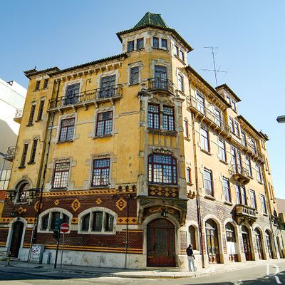 Leiria, União das freguesias de Leiria, Pousos, Barreira e Cortes.
Edifício residencial multifamiliar e comercial do séc. 20.
Proteção: não atribuída.
Época de construção: Séc. 20.
ARQUITETO: Ernesto Korrodi (1920).
Cecília Matias (excertos), in http://www.monumentos.gov.pt/Site/APP_PagesUser/SIPA.aspx?id=10573