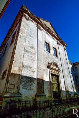 Leiria, União das freguesias de Leiria, Pousos, Barreira e Cortes.
Igreja de Misericórdia maneirista e tardo-barroca.
Proteção: Monumento de Interesse Público.
Época de construção: Séc. 17 / 18.
Autores: ARQUITETO: José da Silva, do Juncal (atr.) (ZÚQUETE, 1943). FUNDIDOR: António Dias de Campos Corrilha (1882). PINTOR DE AZULEJOS: Fábrica Aleluia.
Lurdes Perdigão e Joana Pinho (excertos), in http://www.monumentos.gov.pt/Site/APP_PagesUser/SIPA.aspx?id=7215