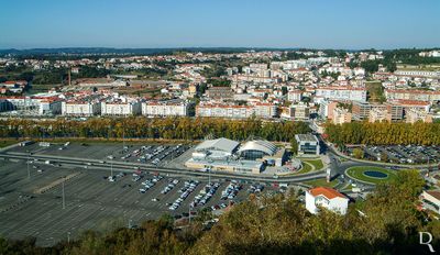 (...) 1135 / 1140 - lutas pela posse do Castelo, com avanços e recuos sucessivos, tendo D. Afonso Henriques retomado finalmente a fortaleza e reedificado a povoação; 1142 - 1º Foral de Leiria atribuído por D. Afonso Henriques. Alguns autores defendem que este foral nunca existiu (Saraiva, 1929); 1144 - reconstrução do Castelo de Leiria; 1144 / 1147 - construção da Igreja de Santa Maria da Pena, 1ª igreja intramuros; 1195 - novo Foral de D. Sancho I, confirmado por D. Afonso II em 1217; (...)
Nuno Vale (excertos), in http://www.monumentos.gov.pt/Site/APP_PagesUser/SIPA.aspx?id=20765