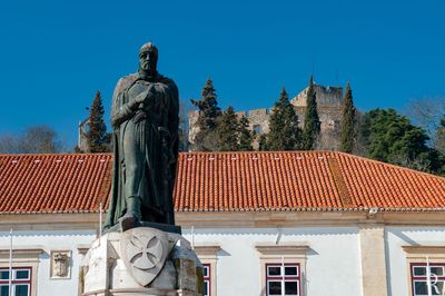  Cronologia: 1895 - pensa-se na constru��o de um monumento a Gualdim Pais, no �mbito das comemora��es do centen�rio da morte do Mestre, presidida pelo conde de Tomar (FRAN�A, 29); 05 setembro - para tal, � iniciada uma subscri��o p�blica, contribuindo a C�mara com o valor de 100$0000 e Ant�nio de Almeida e Silva com 10$000 (ROSA, III, 359); 13 outubro - lan�amento da primeira pedra do monumento na Pra�a D. Manuel (ROSA, III, 361); 1901, 20 junho - a C�mara pede que a instala��o do arco voltaico fique longe da primeira pedra do monumento, no centro da pra�a (ROSA, IX, 21); 1920, 29 novembro - o deputado pelo C�rculo, Raul Tamagnini informa que foi aprovado o projeto do monumento (ROSA, IX, 508);1933 - feitura da maqueta aprovada, pelo escultor Anjos Teixeira (FRAN�A, 29); 1935 - feitura da escultura por Mac�rio Dinis (FRAN�A, 29); 1940, 09 julho - inaugura��o do monumento.

Paula Figueiredo (excertos), in http://www.monumentos.gov.pt/Site/APP_PagesUser/SIPA.aspx?id=36142 