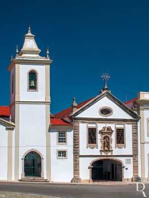   Figueira da Foz, Buarcos.
 
Convento masculino franciscano, de origem manuelina;, de que conserva apenas o arco cruzeiro embora alterado em oitocentos. A fachada  setecentista com uma certa riqueza construtiva quer na composio geral quer na decorao, designadamente dos vos, o que  invulgar nas construes de origem mendicante. 

Proteo: Imvel de Interesse Pblico.

Incio da Construo: Sc. 16.

Autores - ARQUITETO: Joo Carlos Magne (sc.19). PINTOR: Joaquim Lopes (tela principal do retbulo da Capela de So Francisco, sc.19).

Joo Cravo e Horcio Bonifcio [excertos], in http://www.monumentos.gov.pt/Site/APP_PagesUser/SIPA.aspx?id=2603 
