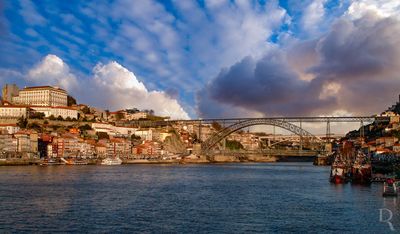  Cronologia: 1395 - so iniciadas as obras de construo da R. Nova, actual Infante D. Henrique; sc. 15, finais / sc. 16, incios - incndio consumiu toda a envolvncia da Praa da Ribeira levando  reconstruo da mesma;1763 - sob o governo de Joo de Almada, so elaborados planos de alterao da Praa; 1776 / 1782 - desenrolam-se obras segundo um novo projeto, da autoria de John Whitehead, que conferiu  fachada O. da Praa um aspecto muito semelhante ao actual; (...)

Isabel Sereno e Paulo Dordio [excertos], in http://www.monumentos.gov.pt/Site/APP_PagesUser/SIPA.aspx?id=6145 