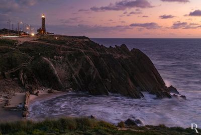  (...) 1983 - vrias avarias na parte tcnica do farol, causadas por uma forte trovoada; 1984 - fornecimento de energia elctrica ao posto martimo, partir de uma linha retirada do quadro geral das habitaes do farol; 2012, 15 fevereiro - comemorao do Centenrio do Farol do Penedo da Saudade pela Cmara Municipal da Marinha Grande, Capitania do Porto da Nazar e a Direo de Faris, s 10h30, em So Pedro de Moel. (...)
 
Ceclia Matias (excertos), in http://www.monumentos.gov.pt/Site/APP_PagesUser/SIPA.aspx?id=16892 