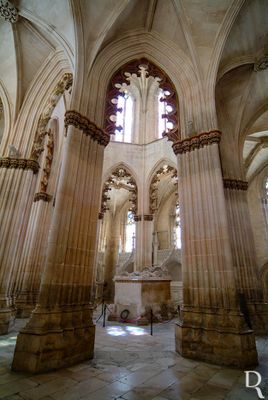 CAPELA DO FUNDADOR - Adossada a S. dos 3 primeiros tramos da igreja com a qual comunica por arco quebrado com franja polilobada; (...)
Isabel Mendonça, Lina Marques e Cecília Matias (excertos), in http://www.monumentos.gov.pt/Site/APP_PagesUser/SIPA.aspx?id=4061