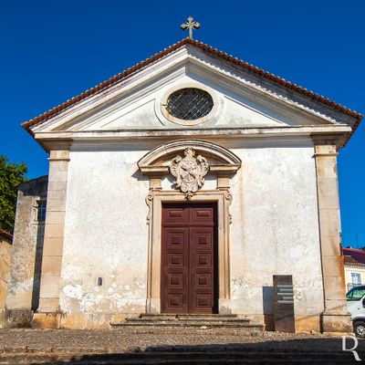 Cronologia: Séc. 16 - construção da primitiva ermida, com Irmandade; 1595 - encomenda da pintura do retábulo-mor a Diogo Teixeira; 1719 - cedência da ermida à Ordem Terceira de São Francisco; séc. 18, meados - reforma total da ermida, com o apoio financeiro do legado testamentário de D. Eugénio Botto Silva, bispo de Hetalónia, reitor do Seminário de Braga e aí falecido em 1748.
Isabel Mendonça (excertos), in http://www.monumentos.gov.pt/Site/APP_PagesUser/SIPA.aspx?id=1820