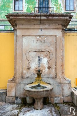 Cronologia: 1748, 01 setembro - início do plano de abastecimento de água à povoação; 1749 - data de construção, de acordo com inscrição, com água captada no Vale da Delgada; em conjunto com a Fonte das Cinco Bicas e a Fonte da Rua Nova; 1751, 31 janeiro - termina o plano de abastecimento de água à povoação.
Isabel Mendonça (excertos), in http://www.monumentos.gov.pt/Site/APP_PagesUser/SIPA.aspx?id=3296