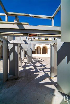 Coimbra, União das Freguesias de Santa Clara e Castelo Viegas, Coimbra.
Proteção: não atribuída.
Inauguração: 22-11-2003.
Autor: Pedro Cabrita Reis.
Excertos do texto publicado em https://www.culturacentro.gov.pt/pt/museus/museu-virtual-de-arte-publica/coimbra/coimbra/longer-journeys/