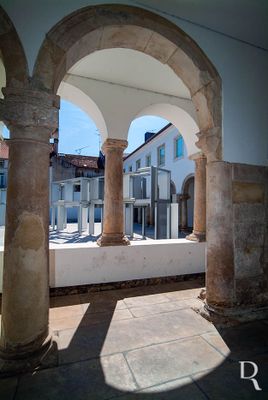 “Longer Journeys”, constitui uma das duas obras realizadas por Cabrita Reis para a representação portuguesa na 50ª edição da Bienal de Veneza (2003), e venceu o Prémio Tabaqueira de Arte Pública 2003. A obra além dos materiais que atualmente a constituem, inicialmente tinha as “portas standard” em contraplacado, tendo sido posteriormente substituídas por alumínio pelo artista, para adaptação ao espaço exterior. A obra foi cedida à Câmara Municipal de Coimbra encontrando-se desde então no Pátio da Inquisição junto ao CAV.
Excertos do texto publicado em https://www.culturacentro.gov.pt/pt/museus/museu-virtual-de-arte-publica/coimbra/coimbra/longer-journeys/