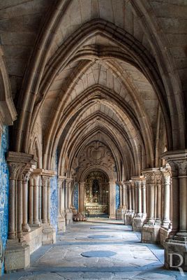 (...) 1980, 08 dezembro - primeira referência assinalando a intenção de colocar um novo órgão no coro-alto; 1981 - o Coro da Sé Catedral do Porto assume a responsabilidade pela construção do novo órgão; 1982, 23 abril - é constituída uma comissão executiva para aquisição do órgão, formada pelos responsáveis do Coro da Sé, do Seminário Maior, do Concelho de Leigos da Diocese, da Associação Comercial, da Associação Industrial, da Fundação Engenheiro António de Almeida e da Juventude Musical Portuguesa; 11 agosto - pelo Decreto-Lei n.º 318/82, o edifício é afeto ao Instituto Português do Património Cultural (IPPC); (...)
( Leonor Botelho e Patrícia Costa, in http://www.monumentos.gov.pt/Site/APP_PagesUser/SIPA.aspx?id=1086 )