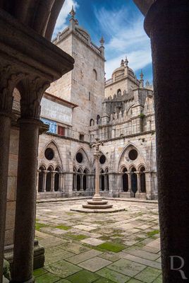 (...) 1983, 22 julho - celebração do contrato entre o Cabido, na pessoa de Monsenhor Miguel Estêvão Faria de Sampaio e a firma Orgelbaumeisterbetrieb Georg Jann de Regensburg (AllKofen), da Alemanha, na pessoa de Georg Jann, para a feitura do órgão; 1984 - a imagem de Nossa Senhora de Vandoma é colocada no retábulo colateral do lado do Evangelho, até então denominado de Altar do Senhor do Além; 1985 junho - agosto - instalação do novo órgão de tubos; 19 outubro - inauguração do órgão; dezembro - o mau tempo faz aluir parte do terreiro e morro da Sé; (...)
( Leonor Botelho e Patrícia Costa, in http://www.monumentos.gov.pt/Site/APP_PagesUser/SIPA.aspx?id=1086 )