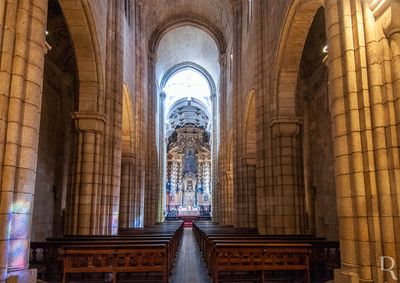 (...) 1545 - feitura dos assentos da capela-mor por João Anes, do Porto; 1546 - execução do armário do coro por Bastião Gonçalves; 1540 - referência ao pequeno órgão do presépio que estaria na Capela de Nossa Senhora do Presépio; 1542 - obra do Sino de Santa Bárbara; 1544, setembro - 1557, 3 fevereiro - limpeza e douramento do retábulo-mor, pelo pintor Reimão de Armas; 1548, março - guarnição do altar do retábulo-mor por Gonçalo Jorge; 1552 - pintura e douramento das grades, cobertura e armário do batistério e do altar do coro, por António de Araújo; 1553 - execução de quatro tocheiros por Cristóvão Martins; 1574 - feitura do guarda-voz do púlpito por Miguel Gonçalves, tendo sido acrescentada uma roda por Jácome de Carvalho; 1557, 05 junho - conclusão do zimbório que remata o cruzeiro; (...)
Leonor Botelho e Patrícia Costa, in http://www.monumentos.gov.pt/Site/APP_PagesUser/SIPA.aspx?id=1086