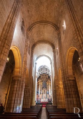 (...) 1574 - a construção do Alpendre de São João é confiada a Bartolomeu Duarte; 1576 - Francisco Fernandes é contratado para construir os seus esteios e arcos; 1582 - 1591 - construção da Capela de São Vicente e da primitiva Casa do Cabido; 1579 - feitura de um tocheiro para o círio pascal por Pêro Anes, dourado por Manuel de Castro; 1606 - 1610 - construção da capela-mor substituindo-se a primitiva abside e charola, sendo dotada com retábulo e cadeiral; 1614, 20 fevereiro - são trasladados os restos mortais dos bispos portuenses para a cripta que está sob a Capela de São Vicente, obra de D. Frei Gonçalo de Morais; 1632 - 1641 - construção do primeiro andar da estrutura escalonada do Altar de Prata da Capela do Santíssimo, por Manuel Guedes; (...)
Leonor Botelho e Patrícia Costa, in http://www.monumentos.gov.pt/Site/APP_PagesUser/SIPA.aspx?id=1086