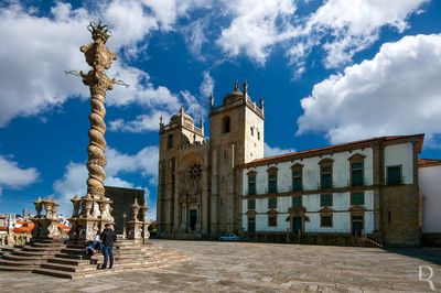 (...) Ensambladores: António Moutinho (1700); Manuel da Costa (séc. 17); Manuel da Cruz (séc. 18); Miguel Marques (séc. 17); Manuel Vieira (1673); Pantalião da Afonseca (séc. 18), Valério da Silva (1700). Entalhadores: Ambrósio Monteiro (séc. 18); André Siciliano (1537-1539); António Gomes (séc. 17); António Simões (1537-1539); Caetano da Silva Pinto (séc. 18); Domingos Nunes (1682); Filipe Silva (séc. 18); Garcia Fernandes Oliveira (séc. 18); Luís Pereira da Costa (1726-1727); Manuel do Couto e Azevedo (séc. 18); Miguel Francisco da Silva (1727); Salvador Martins (1718); Santos Pacheco (1727).
Leonor Botelho e Patrícia Costa, in http://www.monumentos.gov.pt/Site/APP_PagesUser/SIPA.aspx?id=1086