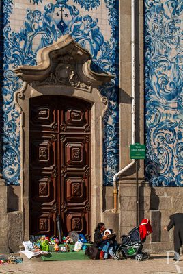 À Porta da Igreja...