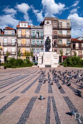 Cronologia: 1924, 11 de Novembro - Foi erguido no mesmo local um outro monumento destinado a homenagear os Mostos da Grande Guerra, por iniciativa da Junta Patritica do Norte, da autoria de Jos de Oliveira Ferreira; 1925, 15 de Janeiro - por deciso camarria foi o monumento demolido; 1927 - Inicio da execuo do novo monumento; 1928 - Inaugurao.

Ana Filipe [excertos], in http://www.monumentos.gov.pt/Site/APP_PagesUser/SIPA.aspx?id=28281 