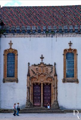  (...)  1859 - renovao da Capela por Antnio Jos Gonalves das Neves; sc. 19 - reforma do interior da ala S.; 1911, 21 janeiro - por Decreto  criado o Museu de Arte Sacra da Capela da Universidade; 1934 - organizao do Museu de Arte Sacra; 1940, dcada - alterao da decorao da fachada S. e O. da Biblioteca Joanina; 1951 - demolio do pavilho do Observatrio Astronmico; 1979 - encontrada a primeira pedra de reconstruo dos Gerais, datada de 1698;  (...)

Horcio Bonifcio, Rosrio Gordalina, Lina Oliveira e Lcia Pessoa [excertos], in http://www.monumentos.gov.pt/Site/APP_PagesUser/SIPA.aspx?id=2716 