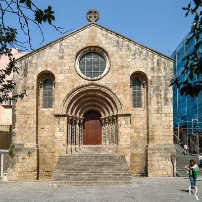  Cronologia: Sc. 12 - Provvel construo; 1119 - provvel danificao aquando do cerco de Ibn Yusuf; 1139 - campanha de Reconquista; 1183 - campanha de Reconquista; 1206, 28 de Agosto - sagrada pelo Bispo de Coimbra; 1546 - obras no interior; Julho - o Santssimo Sacramento estava na capela de So Simo, no lado da Epstola, e a capela de Vasco de Freitas, no mesmo lado, era administrada pelo Mestre Escola Manuel de Melo; (...)  

Horcio Bonifcio e Lcia Pessoa [excertos], in http://www.monumentos.gov.pt/Site/APP_PagesUser/SIPA.aspx?id=1626 
