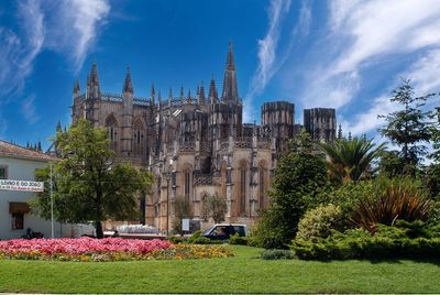 Cronologia: 1386-1388 - início da construção por vontade de D. João I, em comemoração da vitória na Batalha de Aljubarrota, sendo numa primeira fase erguida uma igreja provisória com a denominação de Santa Maria-a-Velha, em terrenos comprados a Egas Coelho; 1388 - doação da casa e mosteiro, dedicada a Nossa Senhora, à Ordem de São Domingos; (...)
Isabel Mendonça, Lina Marques e Cecília Matias (excertos), in http://www.monumentos.gov.pt/Site/APP_PagesUser/SIPA.aspx?id=4061