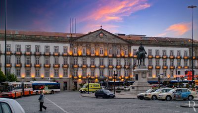  Porto, Unio das freguesias de Cedofeita, Santo Ildefonso, S, Miragaia, So Nicolau e Vitria.
 
Arquitetura residencial clssica, do sc. 19.

Proteo: Includo na Zona Especial de Proteo do Conjunto da Praa da Liberdade, Avenida dos Aliados e Praa do General Humberto Delgado.

poca de construo: Sc. 19.

Autores - Arquitetos: D. Jos de Champalimaud (fachada), Hlder Salvados (remodelao), Manuel Garcez (1593). Designer de interiores: Alex Kravetz. Ensambladores: Antnio Coelho (1677); Antnio Joo Padilha (atr., 1684); Domingos Lopes (1672, 1685); Joo Carneiro de Couros (atr., 1689). Entalhador: Antnio Coelho (1611). Organeiros: Miguel Hensberg (1684). Pintor dourador: Francisco da Rocha (1685, 1695).

Ana Filipe [excertos], in http://www.monumentos.gov.pt/Site/APP_PagesUser/SIPA.aspx?id=21240 