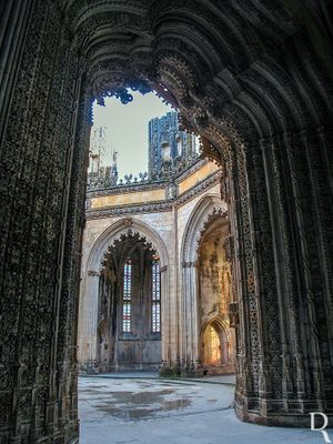 (...) A face volvida para o terreiro conjuga dois arcos policêntricos de curvaturas opostas, cujos segmentos cairelados, contracurvados e festonados se entrecruzam, os superiores rematados por florões, apoiados em colunelos cingidos por anéis lisos e rendilhados, em andares; perifericamente série de pequenos cogulhos. (...)
Isabel Mendonça, Lina Marques e Cecília Matias (excertos), in http://www.monumentos.gov.pt/Site/APP_PagesUser/SIPA.aspx?id=4061