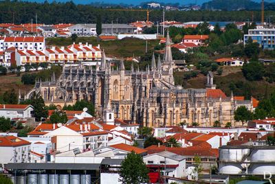 Batalha, Batalha.
Convento dominicano, composto por igreja gótica que emprega o modelo mendicante dominicano reformulado, com influências da arquitetura episcopal (Claustro da Sé de Lisboa) e conventual (Alcobaça), conjugando soluções nórdicas presentes nos elementos perpendiculares e verticalistas, na maioria neogóticas (torres e contrafortes rematados por agulhas piramidais) e mediterrânicas (composição dos alçados, coberturas exteriores em terraço e volumetria predominantemente horizontal, acentuada por frisos).
Isabel Mendonça, Lina Marques e Cecília Matias (excertos), in http://www.monumentos.gov.pt/Site/APP_PagesUser/SIPA.aspx?id=4061
*
NON EXCLUSIVE LICENSE GRANTED TO E. D. CULTURAL (PT)