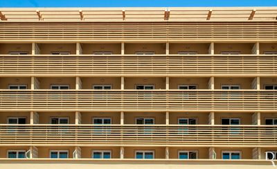  Cronologia: 1953 - inaugurao como Grande Hotel da Figueira e da piscina; 1995 - piscina comprada pelo grupo hoteleiro Mercure, em conjunto com o Grande Hotel; inaugurao do Hotel sob a actual gerncia, com decorao da responsabilidade do arquiteto Peres Fernandes, direo artstica de Toms de Melo, trabalhos de interiores de Molina Sanchez, Alberto Cardoso, Manuel Lopes, Martins Correia.

Maria Bonina e Fernando Grilo [excertos], in http://www.monumentos.gov.pt/Site/APP_PagesUser/SIPA.aspx?id=2655 