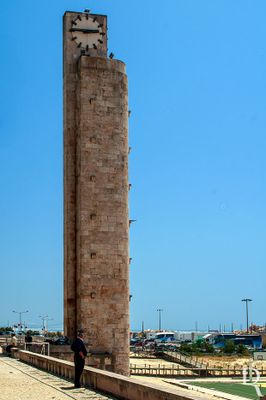   Cronologia: 1942 - Regularizao da costa norte da foz do Mondego incluindo a construo da torre do relgio; 2001, 06 junho - deliberao camarria de abertura de classificao; 2002, 1 de abril - informao da DR Coimbra favorvel a uma classificao como de IM; 2003, 7 de maio - parecer favorvel do Conselho Consultivo do IPPAR; 15 de maio - Despacho concordante do Director do IPPAR.

Margarida Silva [excertos], in http://www.monumentos.gov.pt/Site/APP_PagesUser/SIPA.aspx?id=22612 