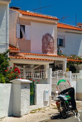   (...) 1976 - construo do bairro; 1982, 29 maio - o Decreto-Lei n. 214/82 extingue o FFH; o processo prolonga-se at 1987, perodo durante o qual a gesto do patrimnio do FFH est a cargo da Comisso Liquidatria do Fundo de Fomento da Habitao; 1987, 26 fevereiro - criao do Instituto de Gesto e Alienao do Patrimnio Habitacional do Estado (IGAPHE) pelo Decreto-Lei n 88/87, assumindo as funes do FFH; 2002, 5 novembro - fuso do IGAPHE com o Instituto Nacional da Habitao (INH) atravs do Decreto-Lei n. 243/2002; 2007, julho - com a criao do Instituto da Habitao e da Reabilitao Urbana (IHRU) a propriedade do bairro passa para este novo organismo.

Teresa Ferreira e Anouk Costa (excertos), in http://www.monumentos.gov.pt/Site/APP_PagesUser/SIPA.aspx?id=29209 