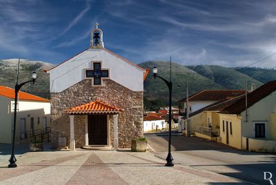 Fotografia publicada em https://ataijadecima.blogspot.com/2009/11/capela-de-nossa-senhora-da-graca.html
*
Foto roubada por https://porcaminhosdecister.blogspot.com/2010/05/ataija-de-cima-historia-e-monumentos.html