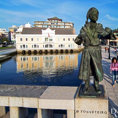 O FOGUETEIRO: veste o tradicional gabão, por cima das roupas domingueiras, sapatos de fivela, barrete e na mão esquerda o foguete.
https://www.cm-aveiro.pt/visitantes/arte-publica/estatuas-e-bustos/poi/estatuas-das-pontes