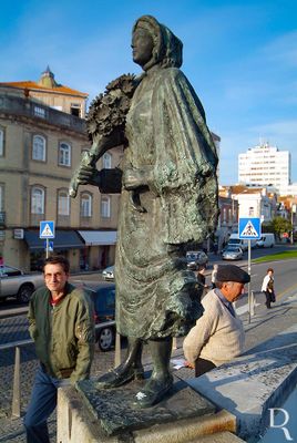 A PARCEIRA DO RAMO: usa as roupas tradicionais femininas do dia de festa ostentando um longo xaile. Na mão direita sustenta um ramo de flores que será entregue aos novos mordomos.
https://www.cm-aveiro.pt/visitantes/arte-publica/estatuas-e-bustos/poi/estatuas-das-pontes
