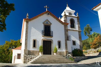 Cronologia: Séc. 18 - construção da igreja; 1893, 05 novembro - foi deliberado pela Junta de Freguesia que se chamasse um serralheiro para por uns parafusos e uns gatos na porca do sino grande da torre paroquial, que está muito arruinada, ameaçando deixar cair o sino; 1894, 18 fevereiro - foi deliberado que se chamasse um carpinteiro para concertar a porta da Torre da Igreja.
Cecília Matias (excertos), in http://www.monumentos.gov.pt/Site/APP_PagesUser/SIPA.aspx?id=11329